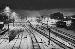 Weihnachtsstimmung im Bahnhof Wuppertal-Oberbarmen.  (22.12.1955) <i>Foto: Carl Bellingrodt</i>