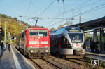 Im Bahnhof Letmathe begegnen sich 111 168 mit dem RE 16-Ersatzzug (RE 77046) nach Iserlohn und 427 105 als RB 89615 nach Hagen. (07.10.2022) <i>Foto: Joachim Schmidt</i>