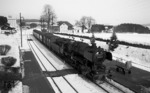 051 628 (50 1628) vor N 2826 im Bahnhof Falls. Rechts fuhren die Züge nach Gefrees ab. (14.02.1973) <i>Foto: Burkhard Wollny</i>