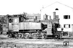 98 1801 (ex LAG Nr. 87 des Bw Ingolstadt) im Bahnhof Eichstätt Stadt. Die Lok besitzt einen erhöhten Aufbau auf dem Kohlekasten, den sie in den 1940er Jahren erhalten hatte. Das Fassungsvermögen erhöhte sich dadurch um 0,5 t Kohle. (18.07.1953) <i>Foto: Carl Bellingrodt</i>