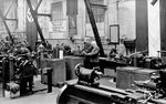 Innenansicht einer metallverarbeitenden Fabrik in Hanau im Zweiten Weltkrieg mit den damals üblichen Parolen des NS-Regimes. (1942) <i>Foto: Karl-Friedrich Heck</i>