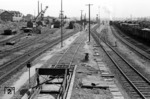 Blick auf die Betriebsanlagen von Verschiebebahnhof und Bw (Gbf) in Göttingen. Interessant ist der als Flankenschutzeinrichtung dienende Bremsprellbock im Vordergrund. (05.1951) <i>Foto: A. Dormann, Slg. W. Löckel</i>