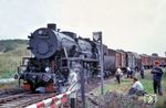 GySEV 520.079 (ex 52 6944, WLF, Baujahr 1943) mit einem Güterzug an einer Gleisbaustelle auf der ehemaligen Raab-Oedenburg-Ebenfurter Eisenbahn (ungarisch: Györ-Sopron-Ebenfurti Vasút Zrt. kurz GySEV) bei Müllendorf nördlich von Wulkaprodersdorf im Burgenland. (1975) <i>Foto: Robin Fell</i>