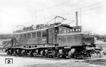 E 94 004 wurde am 20. Juli 1940 dem Bw Innsbruck fabrikneu zugeteilt. Hermann Maey von der RVM-Filmstelle Berlin ließ es sich nicht nehmen, die neue Lok zu porträtieren, leider ist der Aufnahmeort nicht bekannt. Die neue Lok war ursprünglich für das Bw Freilassing bestimmt und ist noch entsprechend ab Werk beschriftet. Erwähnenswert ist zudem, dass die damals modernste E-Lok anstelle der neuesten Loklaternen-Bauart (Fabeg mit Klapp-Blende zum Zeigen des Schluss-Signals) noch mit der 1926 eingeführten Laternenbauart mit aufzusteckender Schlussblende ausgerüstet ist. Hinzu kommt, dass der Einsatz der roten Abblend-Scheibe zusammen mit den Verdunkelungsblenden überhaupt nicht möglich war. Nach 1945 verblieb die Lok in Österreich und erhielt die Nummer 1020.21. (25.07.1940) <i>Foto: RVM-Filmstelle Berlin (Maey)</i>