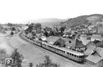 ET 25 016 als T 2475 bei Öflingen (Baden) auf der Wehratalbahn. Gut zu erkennen ist, dass der Bahndamm einst für zwei Gleise ausgelegt worden war und die gesamte Bahnanlage frei von Büschen und Bäumen ist. (1954) <i>Foto: Carl Bellingrodt</i>