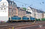 Ein Lokzug mit 212 022, 212 241 und 212 035, die gerade von Hagen-Eckesey nach Krefeld umstationiert werden, in Wuppertal-Oberbarmen. (27.05.1989) <i>Foto: Wolfgang Bügel</i>