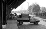 Abholung von Bahn-Kleingutbehälter (Rollcontainern) durch den Bahnspediteur an der Güterabfertigung in Schwetzingen. (22.10.1960) <i>Foto: Alfred Volk</i>