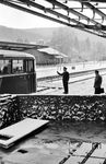Abfahrauftrag für den VT 95 nach Heidelberg durch den Aufsichtsbeamten im Bahnhof Neckargemünd. (18.03.1963) <i>Foto: Alfred Volk</i>