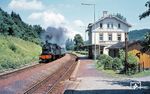 Bad Niedernau liegt etwa drei Kilometer südwestlich von Rottenburg im Neckartal. 078 474 vom Bw Rottweil fährt in den Bahnhof ein, der seit 1936 den amtlichen Beinamen „Bad“ führen darf. (04.07.1969) <i>Foto: Robin Fell</i>
