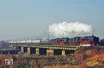 Die DR-Traditionsloks 03 001 und 01 137 mit dem "Orient-Express" auf der Muldebrücke bei Wurzen. (10.11.1990) <i>Foto: Andreas Höfig</i>
