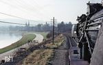 050 220 (Bw Gremberg) wartet im Bahnhof Höxter auf der Fahrt vom Aw Braunschweig ins rheinische Köln eine Zugkreuzung ab. (02.1975) <i>Foto: Peter Deicke</i>