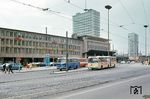 Der alte Busbahnhof an der Hollestraße vor dem Essener Hauptbahnhof. Der Busbahnhof befindet sich heute auf der anderen Seite des Hauptbahnhofs. Der gelb-grüne Gelenk-Bus der Linie 66 könnte der 3021 der EVAG sein. (01.05.1970) <i>Foto: Klaus D. Holzborn</i>