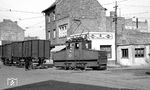 Lok 4 (MF Esslingen/BBC, Baujahr 1947) biegt mit einem Güterzug zu den Rollwagengruben am Bahnhof Düren ab. Sie war als Lok 9 an die Stuttgarter Straßenbahnen geliefert worden und kam 1951 zur DEAG. (02.1953) <i>Foto: Karl Wyrsch, Slg. D. Ammann</i>