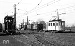 Tw 18 vor einem Rollwagenzug im Bahnhof Birkesdorf. Die Gepäckwagen stammten z.T. von der Sylter Inselbahn. (02.1953) <i>Foto: Karl Wyrsch, Slg. D. Ammann</i>