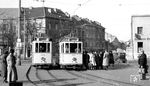 Tw 2604 (Talbot/AEG, Baujahr 1926) auf der Linie 3 nach Burtscheid begegnet dem Tw 2609 (Talbot/AEG, Baujahr 1926) auf der Linie 13 zum Bismarckturm an der Haltestelle Hauptbahnhof. (02.1953) <i>Foto: Karl Wyrsch, Slg. D. Ammann</i>