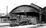 Die mit Knorr-Vorwärmer ausgerüstete 91 1208 (Bw Görlitz) rangiert im Bahnhof Görlitz, der seit 1923 elektrifiziert war. Die Sprengung des Neißeviadukts am 7. Mai 1945 bedeutete das Ende des elektrischen Betriebs auf der Strecke in Richtung Lauban. Nach 1945 verblieb 91 1208 in Polen, wurde dort als Tki3-33 eingeordnet und 1955 ausgemustert.  (1936) <i>Foto: Karl-Friedrich Heck</i>