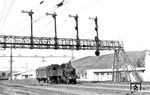 75 209 (Bw Haltingen) rangiert im Bahnhof Lörrach. Die Signalbrücke besitzt neben badischen Flügelsignalen ein Reichsbahn-Signal. (27.06.1954) <i>Foto: Carl Bellingrodt</i>