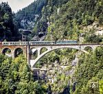 Die Gotthardbahn ist eine rund 200 km Gebirgsstrecke von Arth-Goldau (Schweiz) nach Chiasso (Italien). Mittlerweile wird die gesamte Bergstrecke der Gotthardbahn durch den Gotthard-Basistunnels auf 57 km Länge unterfahren, damit ist auch diese schöne Fotostelle bei Wassen für Schnellzüge passe. (15.09.1981) <i>Foto: Karsten Risch</i>