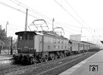 Die E 52 war mit 140 Tonnen die schwerste E-Lok, die je in Deutschland lief. E 52 05 kam im Berufsverkehr sogar zu Personenzugehren, aufgenommen in Bad Cannstatt. (07.10.1965) <i>Foto: Jörg Schulze</i>