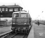 Damals die neueste Lok: E 40 565 mit einer Schwesterlok bei der Anlieferung zu Gast in Stuttgart Hbf. Die am Vortag abgenommene Lok war auf dem Weg zu ihrem ersten Bw nach Hagen-Eckesey. (16.10.1965) <i>Foto: Jörg Schulze</i>