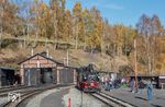 99 1594 erreicht den Endpunkt der Pressnitztalbahn in Jöhstadt. Links ist der dreiständige Lokschuppen zu sehen, daneben der Kohlenschuppen. (01.11.2022) <i>Foto: Joachim Schmidt</i>