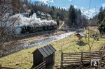 Nicht nur im Herbst ist die Preßnitztalbahn einen Besuch wert. Hier dampft 99 1590 im schneelosen Februar 2022 am Haltepunkt Wildbach in Richtung Schmalzgrube vorbei. (19.02.2022) <i>Foto: Joachim Schmidt</i>