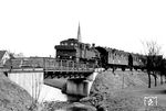 74 983 (Bw Siegen) fährt mit einem Personenzug nach Kreuztal bei Ferndorf über den gleichnamigen Fluss. (1937) <i>Foto: RBD Köln (Felten)</i>