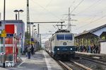 111 174 fährt mit dem NX-Ersatzzug RB 77110 (Bonn Hbf - Wuppertal-Oberbarmen) in Leverkusen-Manfort (früher Leverkusen-Schlebusch) ein. Auf dem vollen Bahnsteig (rechts) warten die Jecken auf den Zug nach Köln. (11.11.2022) <i>Foto: Joachim Bügel</i>
