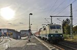 Im fahlen Wintersonnengegenlicht fährt 111 174 mit RB 77110 nach Wuppertal-Oberbarmen aus dem Bahnhof Leverkusen-Manfort. (11.11.2022) <i>Foto: Joachim Bügel</i>