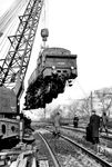 Nach einem Unfall wird 74 1245 (Bw Hamburg Berl) mittels eines 75t-Krans wieder auf die Gleise gesetzt. Die näheren Umstände des Unfalls, der zwischen Hamburg Hbf und der Lombardsbrücke passierte, sind nicht bekannt. (1943) <i>Foto: Archiv Bellingrodt</i>