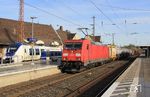 In Wuppertal-Vohwinkel überholt 185 394 mit dem umgeleiteten EZ 51404 (Wanne-Eickel - Mannheim Rbf) die in Gleis 1 wartende RB 32447 nach Bonn. (11.11.2022) <i>Foto: Wolfgang Bügel</i>