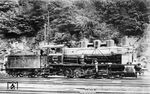 Die Lokomotiven der Gattungen H und Hh wurden zwischen 1905 und 1920 für die Königlich Württembergischen Staats-Eisenbahnen hergestellt. Die ersten acht Maschinen (Gattung H mit den Nummern 811–818) wurden bis 1909 als Nassdampflokomotiven gebaut. Die 26 Loks der späteren Lieferungen (Gattung Hh mit den Nummern 821–846) hatten hingegen schon Heißdampftriebwerke. Die beiden Varianten unterschieden sich äußerlich nur durch eine etwas andere Anordnung der Zylinder. Die 17 von der Reichsbahn übernommenen Heißdampfmaschinen ordnete sie als 57 401 bis 57 417 ein. Die Fahrzeuge waren mit einem Schlepptender der Bauart wü 3 T 15,5 ausgestattet. Die im Heimat-Bw Calw aufgenommene 57 413 wurde 1920 bei der Maschinenfabrik Esslingen gebaut und im Dezember 1933 ausgemustert. (1930) <i>Foto: DLA Darmstadt (Bellingrodt)</i>