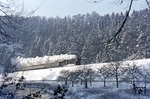Durch die märchenhafte Winterlandschaft des Pegnitztales zieht 001 234 bei Lungsdorf vorbei. (06.01.1971) <i>Foto: Johannes Peisker</i>