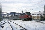 V 200 013 mit einem Schnellzug nach Stuttgart kurz hinter dem Würzburger Hauptbahnhof. (12.1964) <i>Foto: Mike Harper</i>