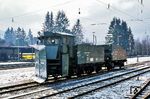 Der nächste Winter kommt bestimmt: Schneepflug 30 80 974 3020-8 des Bw Freiburg mit angehängtem ehemaligen Dampfloktender 30 80 947 5 169-7 im Bahnhof Titisee/Schwarzwald. (1975) <i>Foto: Karsten Risch</i>