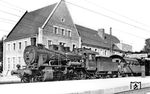 56 814 (ex 55 5198) vor einem Personenzug im Bahnhof Donauwörth. (1950) <i>Foto: Carl Bellingrodt</i>