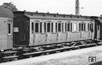 Der ehemalige preußische Pr21-Abteilwagen "32902 Mz" in einem Personenzug im Bahnhof Bensheim. Mit Wegfall der 3. Wagenklasse im Jahr 1956 wurde der 3. Klasse-Wagen kurzerhand in die 2. Klasse umgezeichnet. (13.05.1959) <i>Foto: Joachim Claus</i>