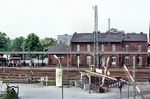 Der Bahnhof Dortmund-Mengede wurde 1848 an der Hauptstrecke der ehemaligen Köln-Mindener Eisenbahn, der heutigen Bahnstrecke Duisburg–Dortmund, eröffnet. In den letzten Jahren wurde der Bahnhof mehrfach umgebaut, u.a. wurden die Bahnsteige erhöht und verlängert. Das alte Empfangsgebäude wie auch die Bahnsteigdächer blieben dabei auf der Strecke. (12.05.1974) <i>Foto: Wolf-Dietmar Loos</i>