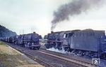 Zwei Güterzüge (links ein Stemi-Kohlenzug mit der Ehranger Vorspannlok 044 685, rechts 044 482 vom Bw Ehrang) begegnen sich im Bahnhof Bengel. (30.09.1970) <i>Foto: Robin Fell</i>
