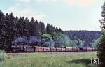 052 448 (Bw Ulm) mit einem Güterzug auf der Württembergischen Südbahn bei Durlesbach. (02.06.1971) <i>Foto: Helmut Dahlhaus</i>