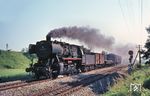 052 448 (Bw Ulm) mit einem kurzen Güterzug zwischen Biberach an der Riß und Laupheim bei Schemmerberg. (11.08.1969) <i>Foto: Helmut Dahlhaus</i>