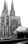 Nach dem Umbau bei Krauss-Maffei zeigt sich die entstromte 05 002 vor der Kulisse des Kölner Doms im Hauptbahnhof. (02.1952) <i>Foto: Karl Wyrsch, Slg. D. Ammann</i>