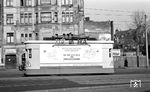 Die Werbung auf diesem Straßenbahnwagen in kölscher Mundart ("Dä und Hä") wurde anlässlich der Verkehrssicherheitswochen 1953 angebracht. Sie sollte daran erinnern, dass das Nachlaufen und Aufspringen auf anfahrende Straßenbahnen keine gute Idee ist. (1953) <i>Foto: Karl Wyrsch, Slg. D. Ammann</i>