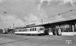 KBE ET 64/65 im Rheinuferbahnhof an der Hohenzollernbrücke. Der Doppel-Triebwagen war - wie die gesamte Serie der Tw 62/63 bis 68/69 - im Kriegsjahr 1944 bei De Dietrich/Frankreich bestellt worden. Aufgrund des Kriegsverlaufs wurden die Fahrzeuge dort zwar begonnen, aber erst 1951 bei Talbot in Aachen fertiggestellt. (11.1952) <i>Foto: Karl Wyrsch, Slg. D. Ammann</i>