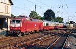Zum Sommerfahrplan 1989 tauchten die ersten Nürnberger 120 vor IC-Zügen im Westen auf. Grund genug die neuen Loks hier abzulichten. 120 146 hat mit EC 14 "Wörthersee" (Klagenfurt - Salzburg - München - Stuttgart - Mannheim - Köln - Hamburg-Altona - Kiel) in Langenfeld/Rhld noch einiges an Kilometern vor sich. Kiel wird planmäßig um 23.30 Uhr erreicht werden. (15.06.1989) <i>Foto: Joachim Bügel</i>