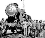 Der im September 1942 von Borsig fertiggestellte Kriegslok-Prototyp 52 001 anläßlich der Propagandafahrt durch Deutschland. Über den Aufnahmeort gibt es leider keine Hinweise.  (21.10.1942) <i>Foto: RVM (Scherl)</i>