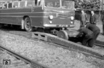 Aufgleisungsvorgang eines Schienen-Straßenbusses in Dürrstadt. Als Zweiwegefahrzeug wurde er sowohl als "Personenzug" auf den Eisenbahnstrecken als auch als Bahnbus auf der Straße eingesetzt. (05.1954) <i>Foto: A. Dormann, Slg. W. Löckel</i>