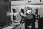 Lackierungarbeiten an einem preußischen Abteilwagen im Bw Hameln. Mundschutz und andere Unfallverhütungsvorschriften spielten damals wohl keine Rolle. (1954) <i>Foto: Hans Berkowski</i>