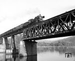 Seit dem Krieg konnte die Brücke über den Neckar bei Neckargemünd als Notbrücke nur eingleisig und mit Schrittgeschwindigkeit befahren werden (vgl. auch Bild-Nrn. 47365, 47790, 47791). Für den eingleisigen Betrieb wurde auf der Kleingemünder Seite extra die "Abzw Kleingemünd" eingerichtet. Die Brücke wurde 1958 endlich erneuert.  (1955) <i>Foto: Alfred Volk</i>