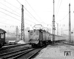E 91 89, die zur preußischen Variante der Baureihe gehört, fährt in Stuttgart Hbf ein. Die Kornwestheimer Lok hatte an diesem Tag wohl  ausnahmsweise den Lr 51683 aus Fellbach (für E 1863) als Sonderleistung auf dem Dienstplan stehen.  (27.10.1965) <i>Foto: Jörg Schulze</i>